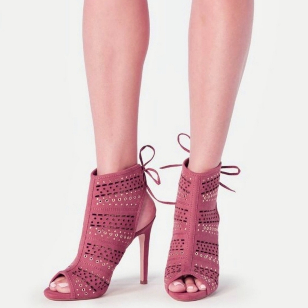 NWOT~JustFab Nova Rose Laser Cut Peep Toe Heels 👠